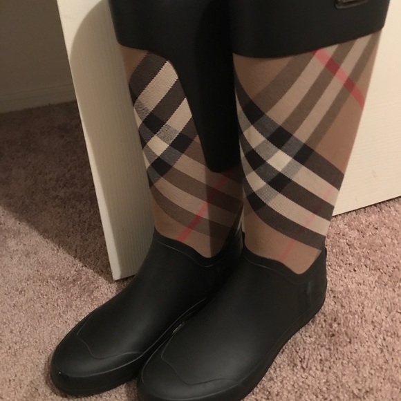Burberry boots - Picture 1 of 1